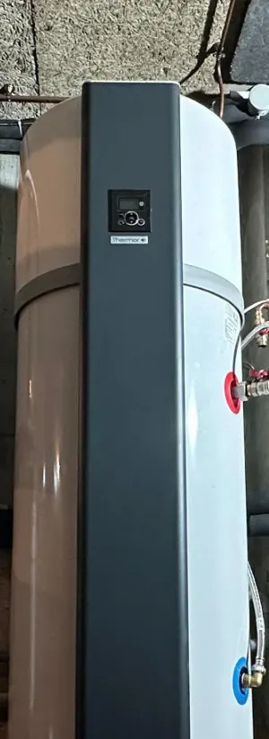 Ballon d’eau chaude Thermor raccordé dans un sous-sol