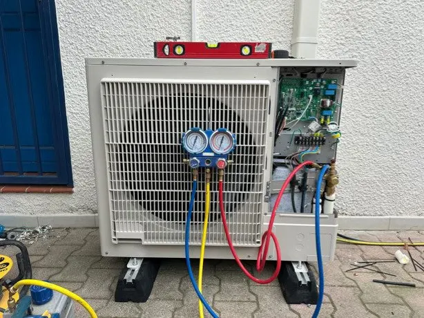 Manomètres raccordés à une unité extérieure pendant la mise en service