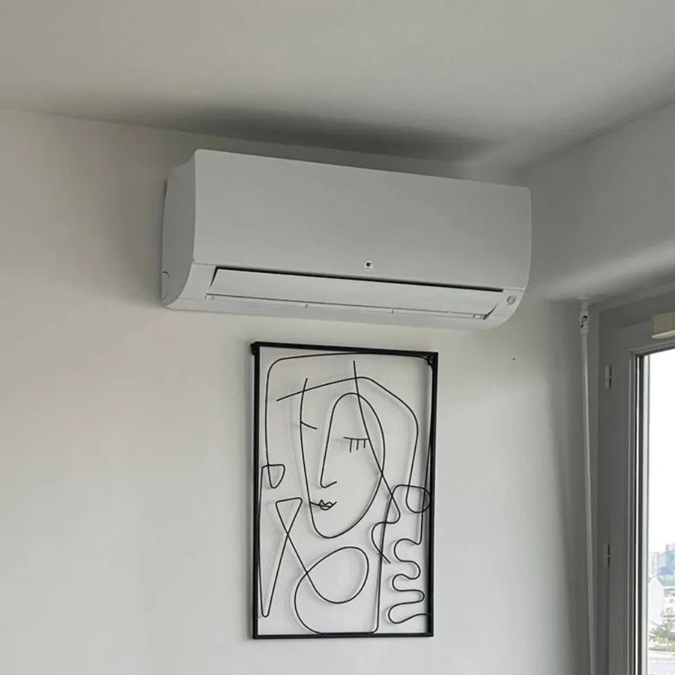 Unité murale de climatisation installée dans une pièce