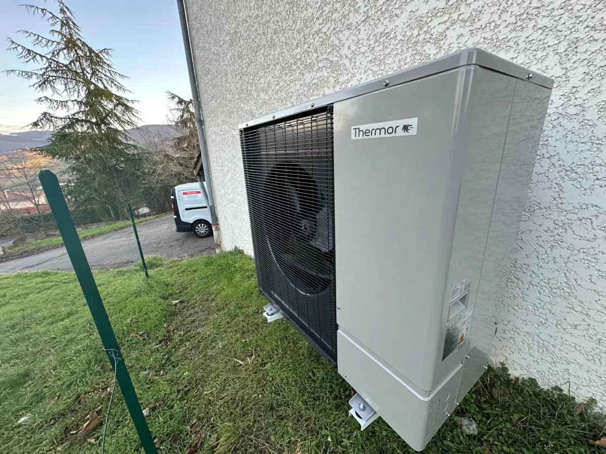 Pompe à chaleur air/eau Thermor installée dans un jardin